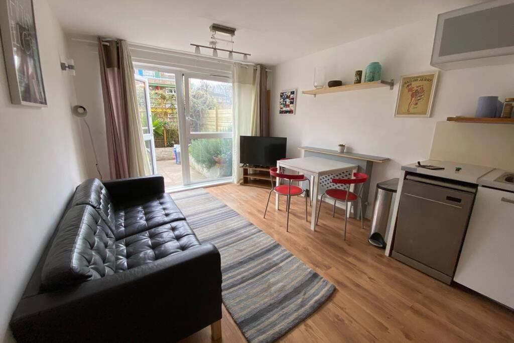 Two Bedroom Garden Flat in Zone 2 Londen Buitenkant foto