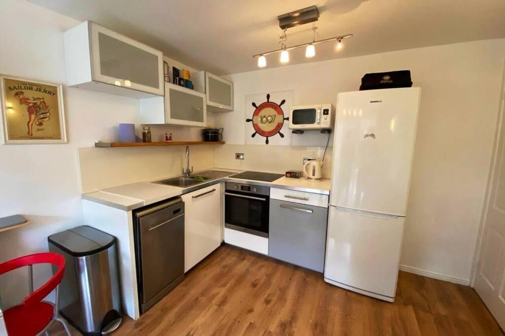 Two Bedroom Garden Flat in Zone 2 Londen Buitenkant foto
