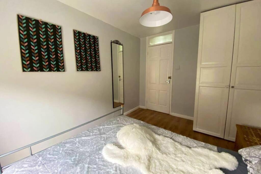 Two Bedroom Garden Flat in Zone 2 Londen Buitenkant foto