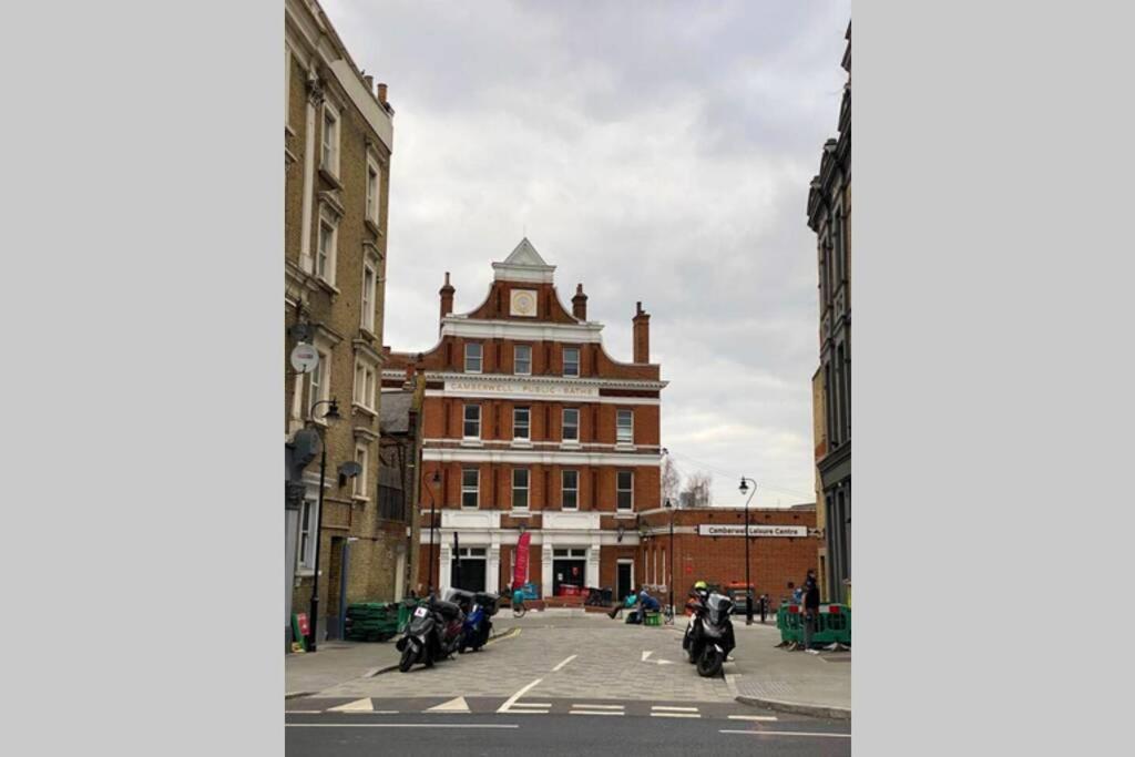 Two Bedroom Garden Flat in Zone 2 Londen Buitenkant foto