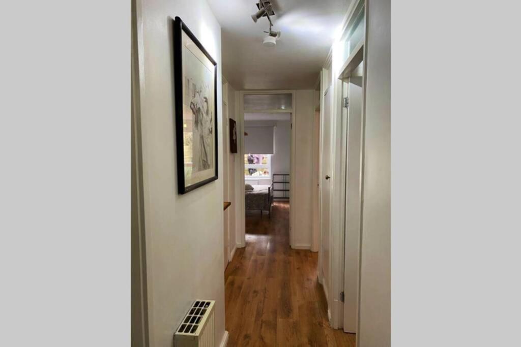 Two Bedroom Garden Flat in Zone 2 Londen Buitenkant foto