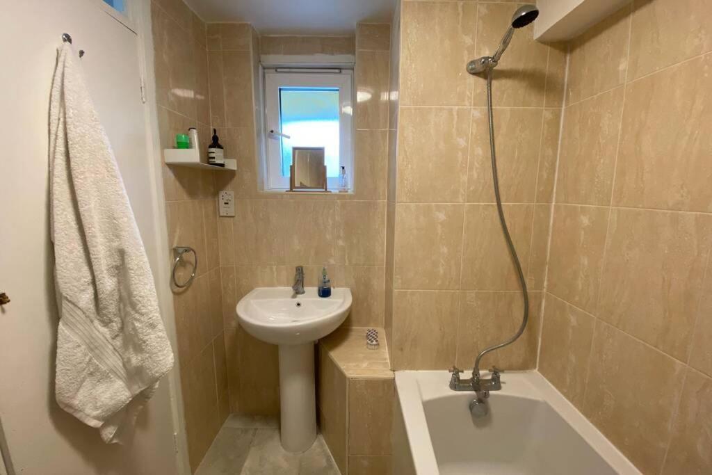 Two Bedroom Garden Flat in Zone 2 Londen Buitenkant foto