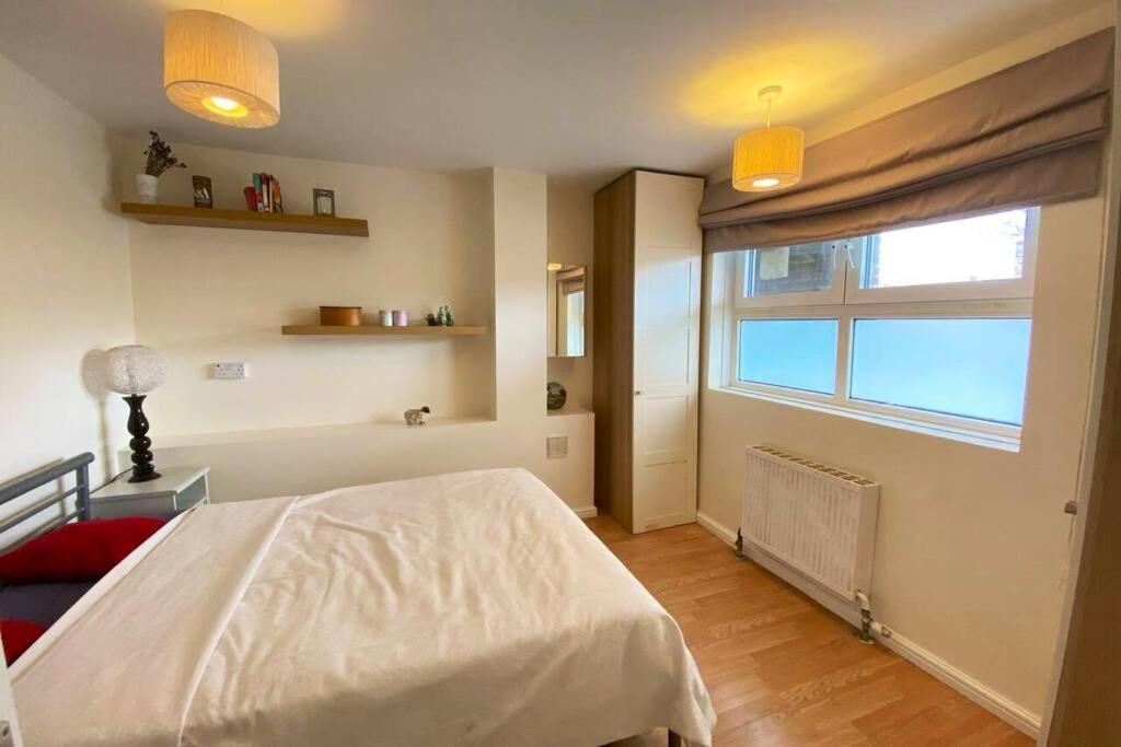 Two Bedroom Garden Flat in Zone 2 Londen Buitenkant foto