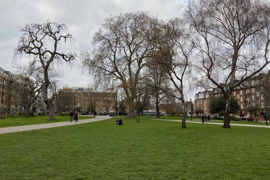 Two Bedroom Garden Flat in Zone 2 Londen Buitenkant foto