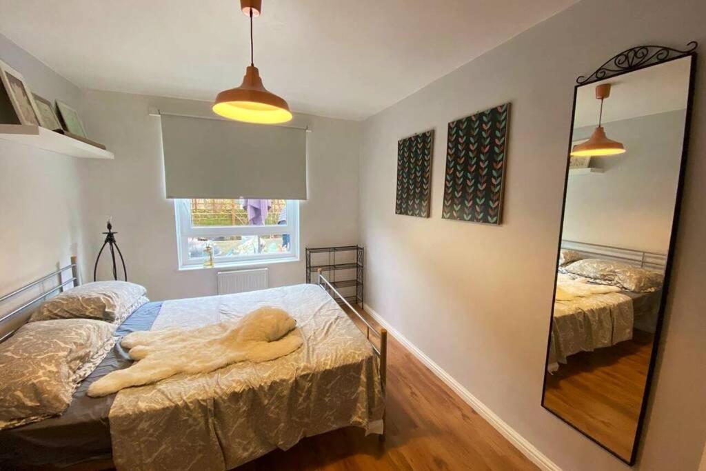 Two Bedroom Garden Flat in Zone 2 Londen Buitenkant foto